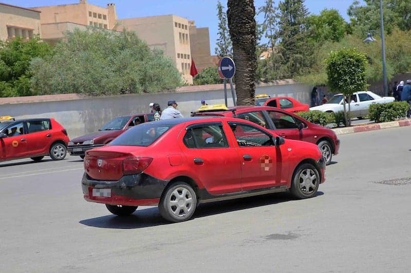 شرطة البيضاء تدخل على خط الصراع بين الطاكسيات والنقل بالتطبيقات
